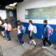 El Salvador “impone” filtros de disciplina en las escuelas: uniforme limpio, cabello ordenado y saludo obligatorio