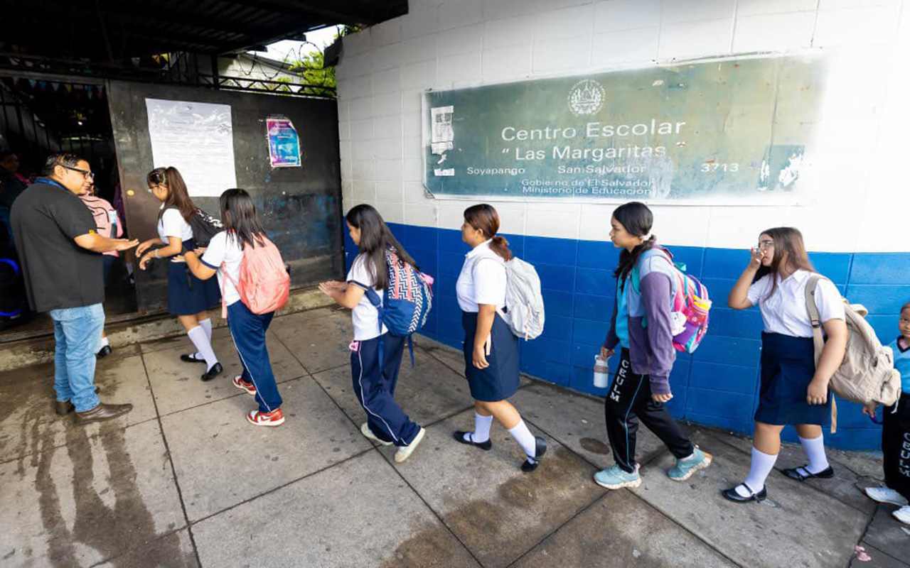El Salvador “impone” filtros de disciplina en las escuelas: uniforme limpio, cabello ordenado y saludo obligatorio