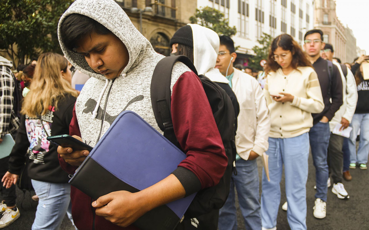 Jóvenes en México enfrentan más barreras para superar los esudios de sus padres
