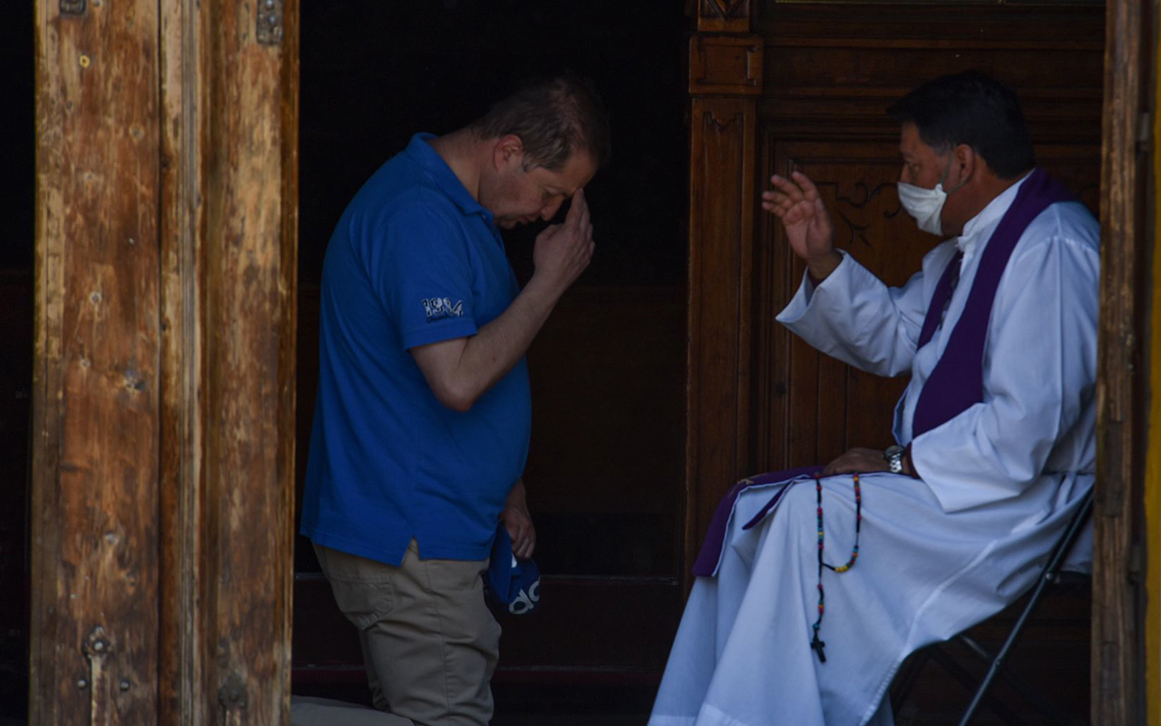 Un día en la vida del sacerdote: entre la misa y la misión fuera del templo