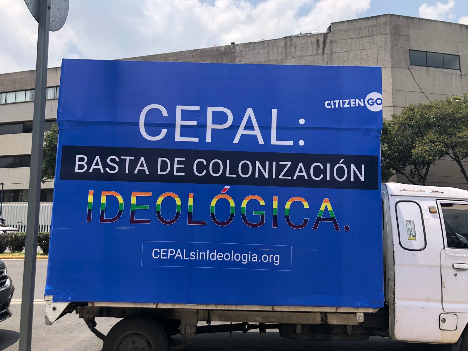 CitizenGO protesta en la XVI Conferencia Regional de la Mujer en CDMX, rechazando la inclusión de aborto, prostitución y vientres de alquiler en la agenda de la CEPAL y ONU Mujeres.