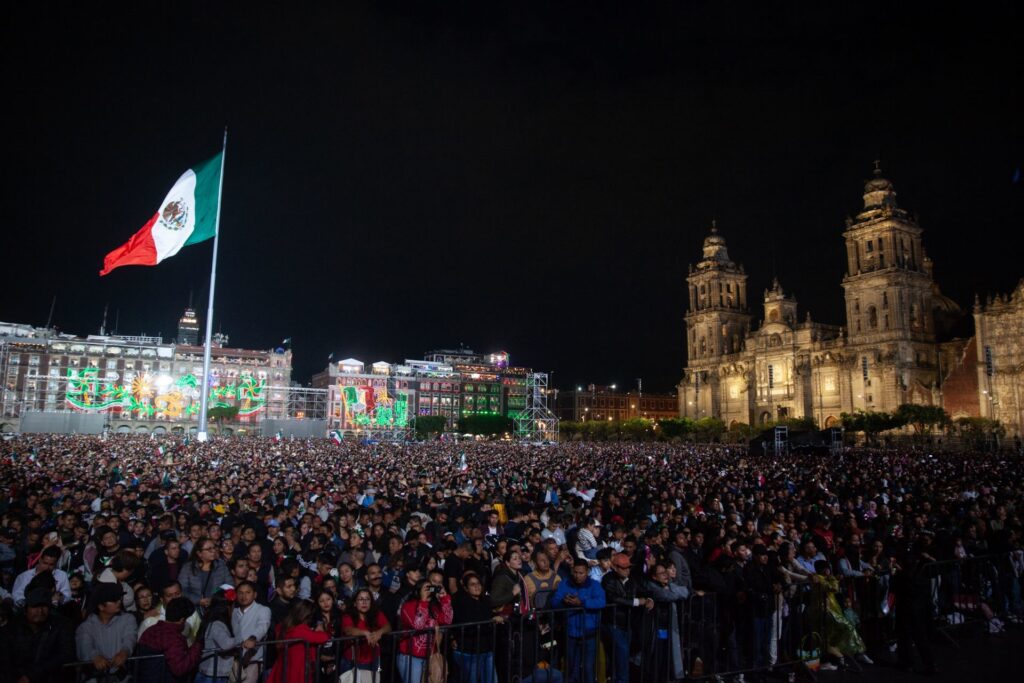 CIUDAD DE MÉXICO, 15SEPTIEMBRE2025.- Aunque una lluvia ligera no cesa, la plancha del zócalo capitalino luce casi llena por la gente que viene a presenciar el grito de la presidenta Claudia Sheinbaum con motivo del aniversario de la Independencia de México. FOTO: ANDREA MURCIA /CUARTOSCURO.COM