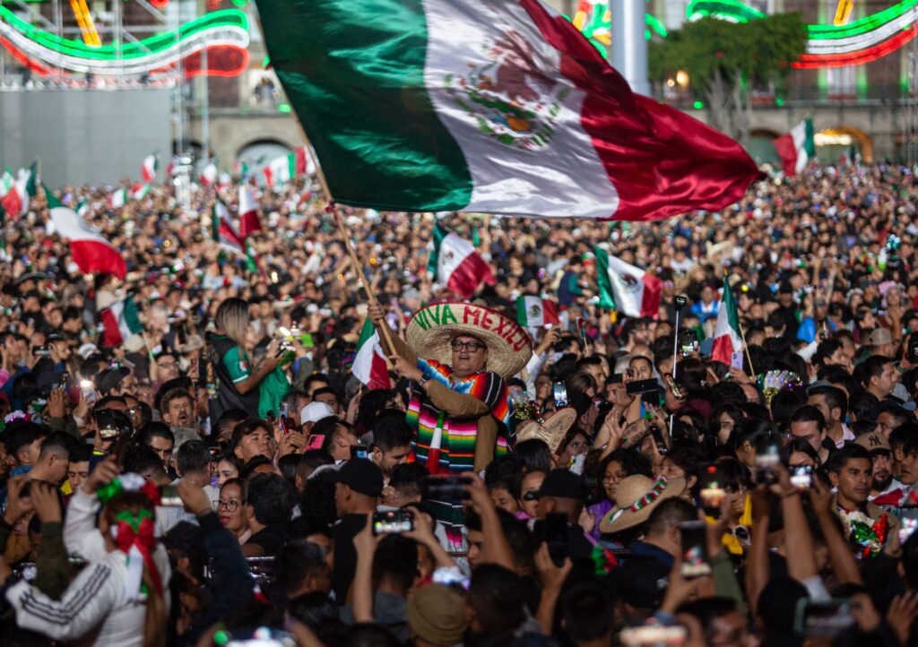 CIUDAD DE MÉXICO, 15SEPTIEMBRE2025.- Aunque una lluvia ligera no cesa, la plancha del zócalo capitalino luce casi llena por la gente que viene a presenciar el grito de la presidenta Claudia Sheinbaum con motivo del aniversario de la Independencia de México.
FOTO: ANDREA MURCIA /CUARTOSCURO.COM