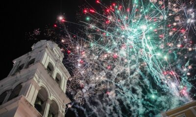 VERACRUZ,VERACRUZ 15SEPTIEMBRE2025.- La noche de este lunes, la alcaldesa Patricia Lobeira realizó el Grito de Independencia en el Zócalo de Veracruz, en el último año de su administración municipal. La plaza se llenó de personas que acudieron con sus banderas de México y entonaron el himno nacional. FOTO: VICTORIA RAZO/CUARTOSCURO.COM