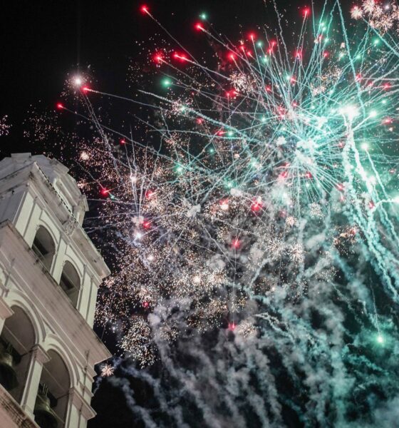 VERACRUZ,VERACRUZ 15SEPTIEMBRE2025.- La noche de este lunes, la alcaldesa Patricia Lobeira realizó el Grito de Independencia en el Zócalo de Veracruz, en el último año de su administración municipal. La plaza se llenó de personas que acudieron con sus banderas de México y entonaron el himno nacional. FOTO: VICTORIA RAZO/CUARTOSCURO.COM