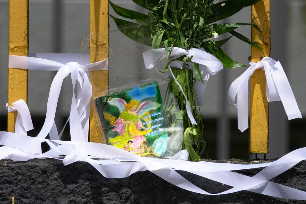 CIUDAD DE MÉXICO 23SEPTIEMBRE2025.- Memorial de flores y listones a las afueras del Colegio de Ciencias y Humanidades plantel Sur, luego de que el pasado lunes un estudiante muriera y un trabajador resultará herido, tras el ataque por un tercer alumno dentro de las instalaciones.
FOTO:ROGELIO MORALES /CUARTOSCURO.COM