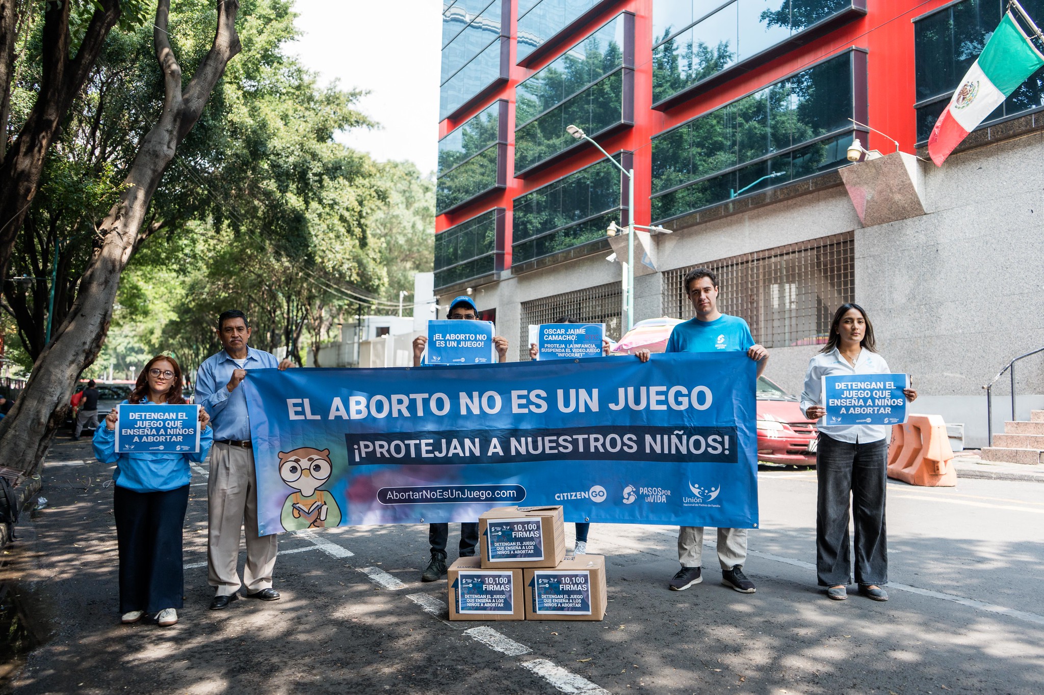 EXIGEN EL RETIRO DEL VIDEOJUEGO INFOCRAFT CON MÁS DE 10,000 FIRMAS