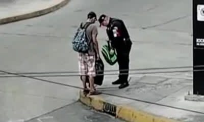 Policía regala mochila a menor