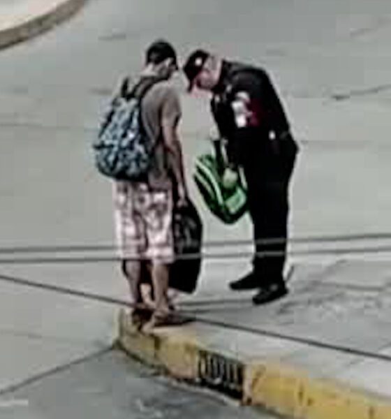 Policía regala mochila a menor