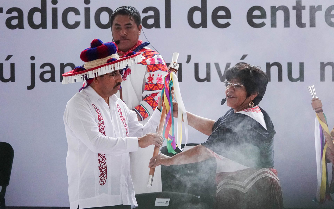 “Ser padre y madre del pueblo”; significado del Bastón de mando que recibieron ministros