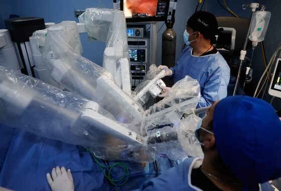 Batalla ganada: dos mujeres superan al cáncer con cirugía robótica en México