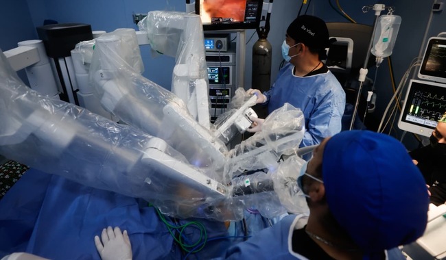 Batalla ganada: dos mujeres superan al cáncer con cirugía robótica en México