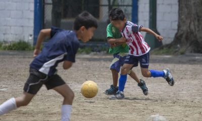 ¿Será jugador profesional? Exfutbolista fomenta valores en su hijo antes que la fama