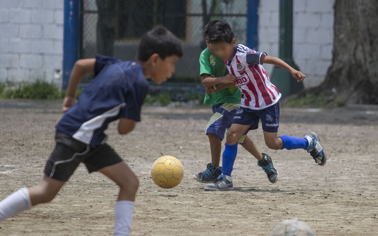 ¿Será jugador profesional? Exfutbolista fomenta valores en su hijo antes que la fama