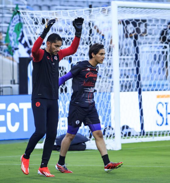"Chuy" Corona le entregó la portería de Xolos Tijuana a su hijo José Miguel Corona. FOTO CORTESÍA: XOLOS TIJUANA