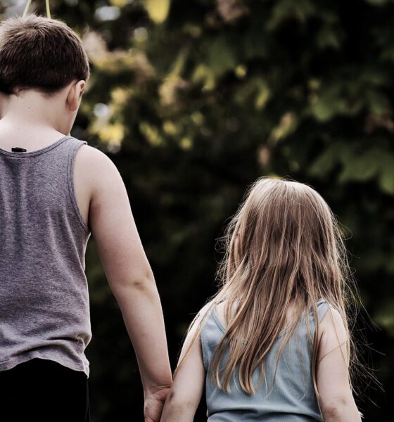 Cuando los hermanos educan: reglas, límites y responsabilidades en el hogar