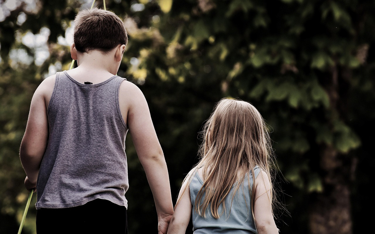 Cuando los hermanos educan: reglas, límites y responsabilidades en el hogar