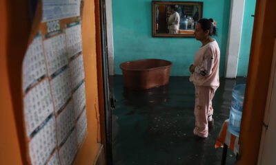 En tres horas cayó la lluvia de un mes: familias de Neza luchan contra las inundaciones