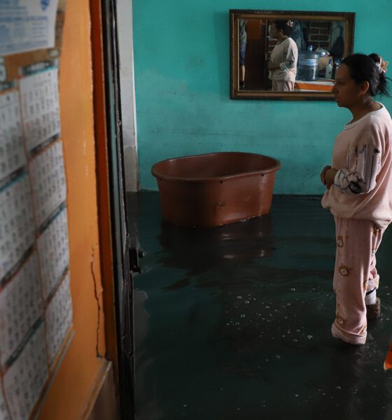 En tres horas cayó la lluvia de un mes: familias de Neza luchan contra las inundaciones