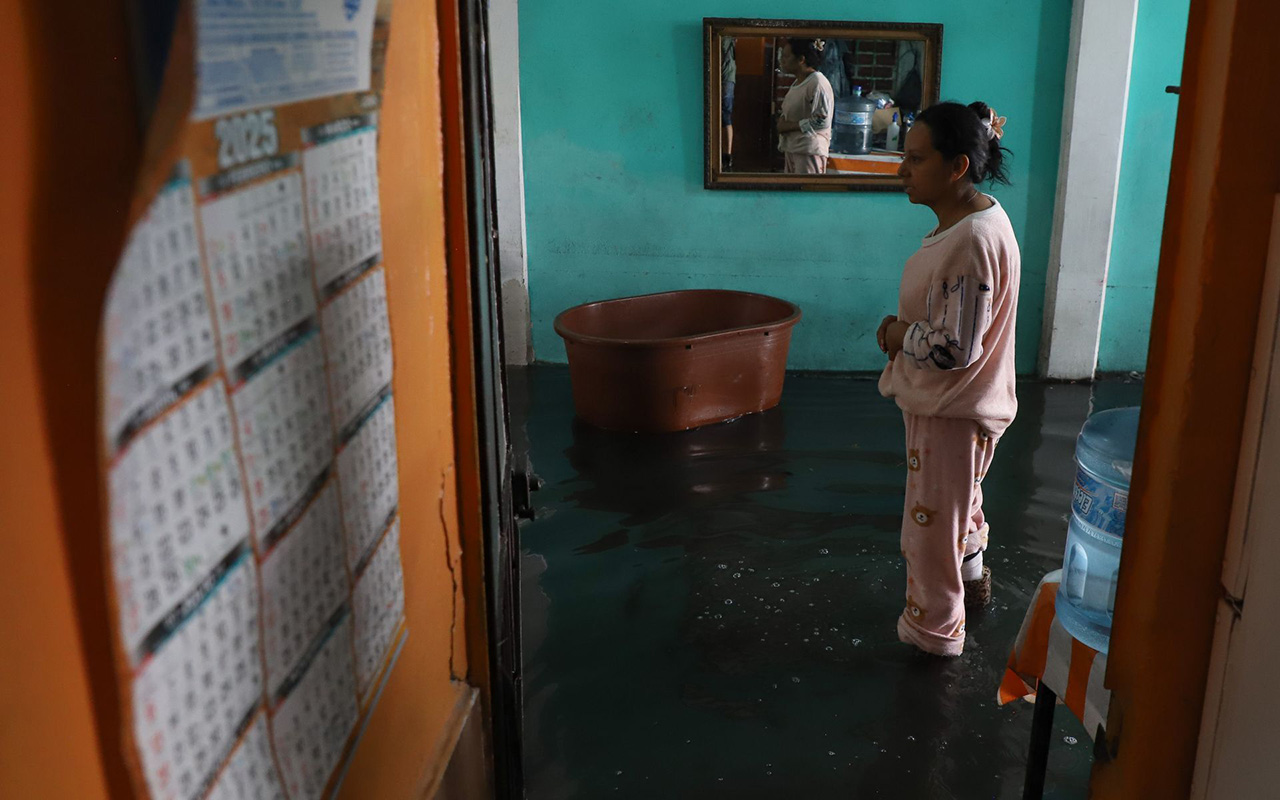 En tres horas cayó la lluvia de un mes: familias de Neza luchan contra las inundaciones