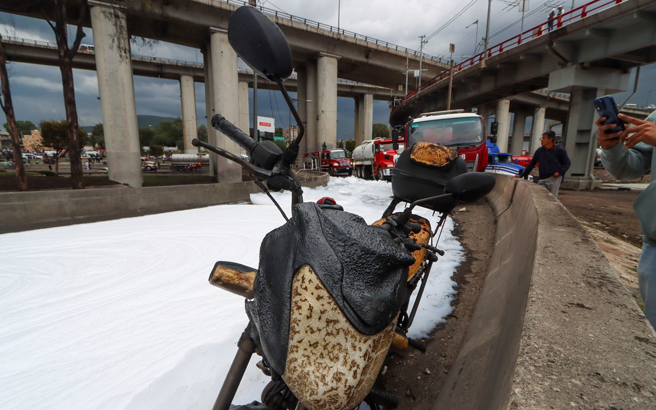 “Traslados y tortas”, joven repartidor ayuda a familias de víctimas en el Puente de la Concordia