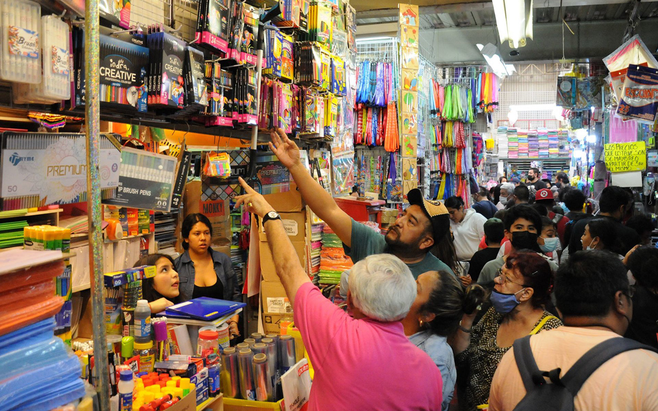 Familias mexicanas enfrentan regreso a clases con deudas y listas de útiles incompletas