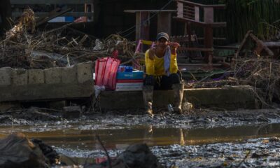 ÁLAMO, VERACRUZ, 18OCTUBRE2025.- Una mujer sentada entre el lodo y escombros habló por celular en el municipio de Álamo, en donde continúan los trabajos de limpieza en sus comunidades, las cuales se vieron afectadas por las lluvias. FOTO: CRISANTA ESPINOSA AGUILAR/CUARTOSCURO.COM