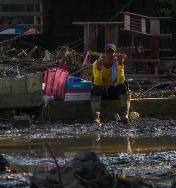 ÁLAMO, VERACRUZ, 18OCTUBRE2025.- Una mujer sentada entre el lodo y escombros habló por celular en el municipio de Álamo, en donde continúan los trabajos de limpieza en sus comunidades, las cuales se vieron afectadas por las lluvias. FOTO: CRISANTA ESPINOSA AGUILAR/CUARTOSCURO.COM
