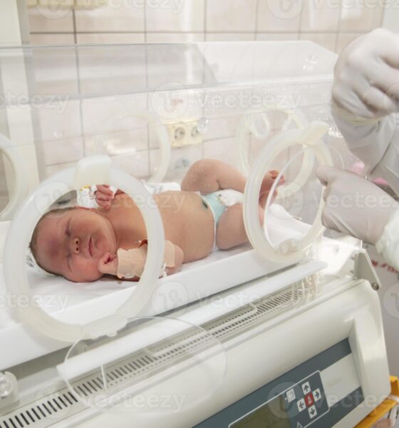 Bebé en incubadora