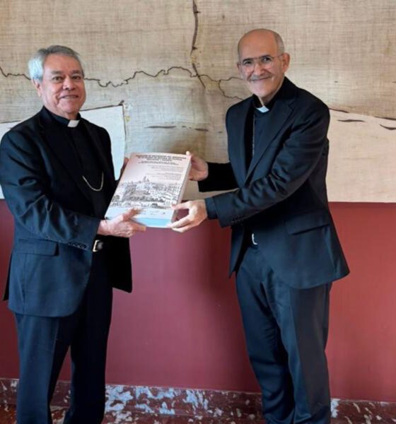Entrega Iglesia en México magno compendio de doctrina educativa y cultural a la Santa Sede