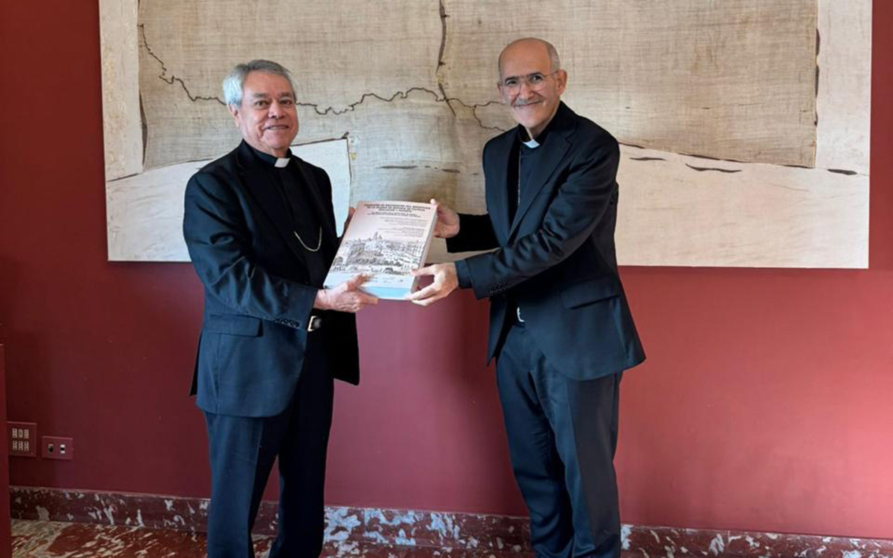 Entrega Iglesia en México magno compendio de doctrina educativa y cultural a la Santa Sede