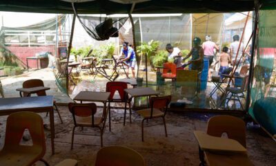 Familias y docentes levantan escuelas destruidas por las lluvias