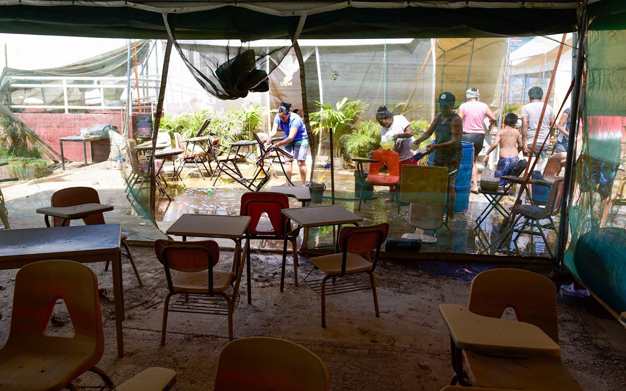 Familias y docentes levantan escuelas destruidas por las lluvias