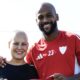 Pamela Teixeira, esposa del defensa brasileño Marcao, superó el cáncer y el Sevilla le rindió un homenaje. FOTO: cortesía X - @SevillaFC
