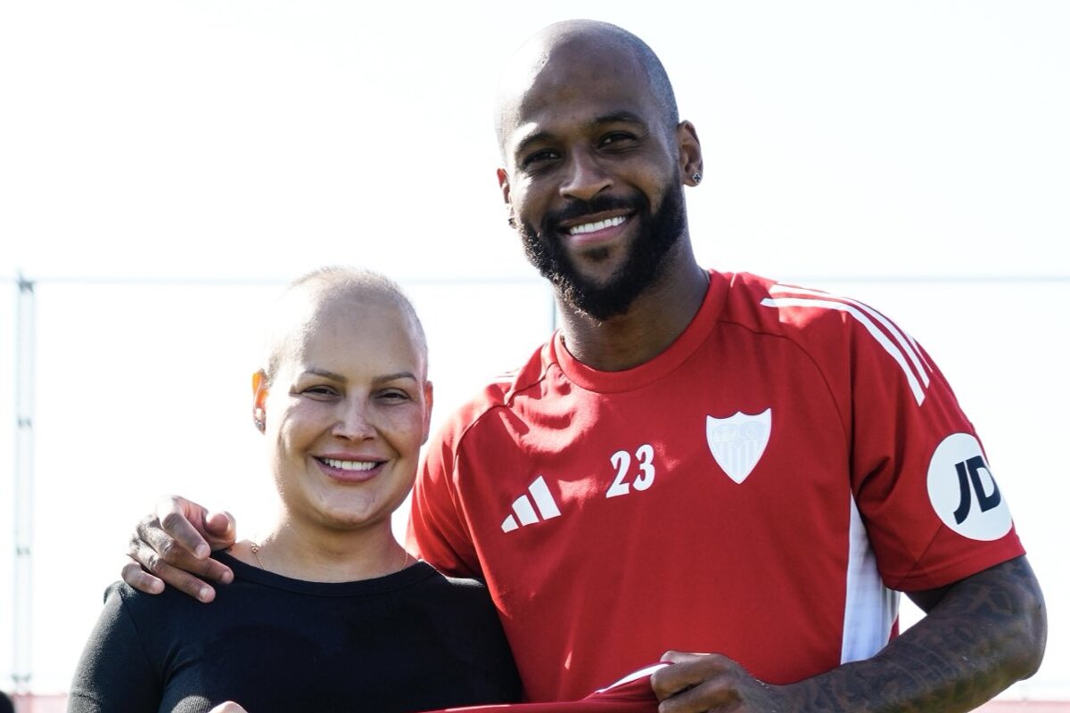 Pamela Teixeira, esposa del defensa brasileño Marcao, superó el cáncer y el Sevilla le rindió un homenaje. FOTO: cortesía X - @SevillaFC
