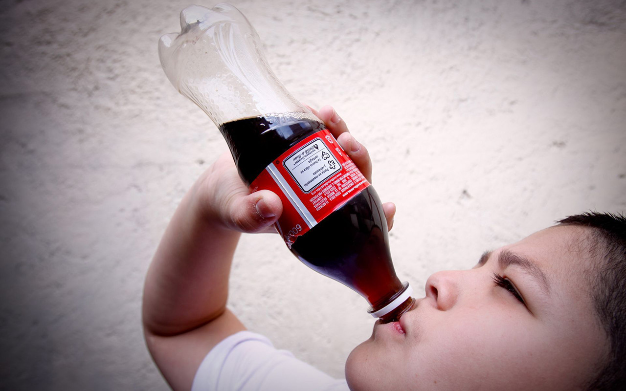 México elimina la participación de menores de edad en anuncios de bebidas azucaradas