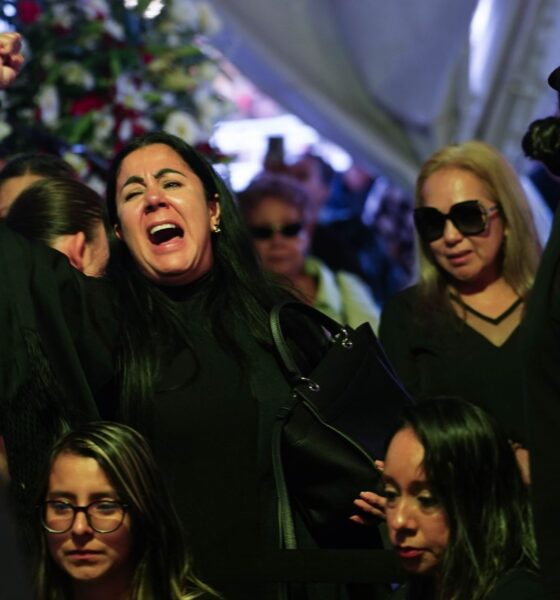 URUAPÁN, MICHOACÁN, 02NOVIEMBRE2025.- En la plaza central de esta ciudad se está llevando a cabo el funeral del alcalde, Carlos Manzo, quien fue asesinado a balazos en este sitio cuando acudió a la velada por el Día de Muertos. Ciudadanos se dieron cita para darle el último adiós, y exigir justicia por su asesinato. En el lugar donde pereció se colocaron veladores y flores en su memoria. FOTO: JUAN JOSÉ ESTRADA SERAFÍN/CUARTOSCURO.COM