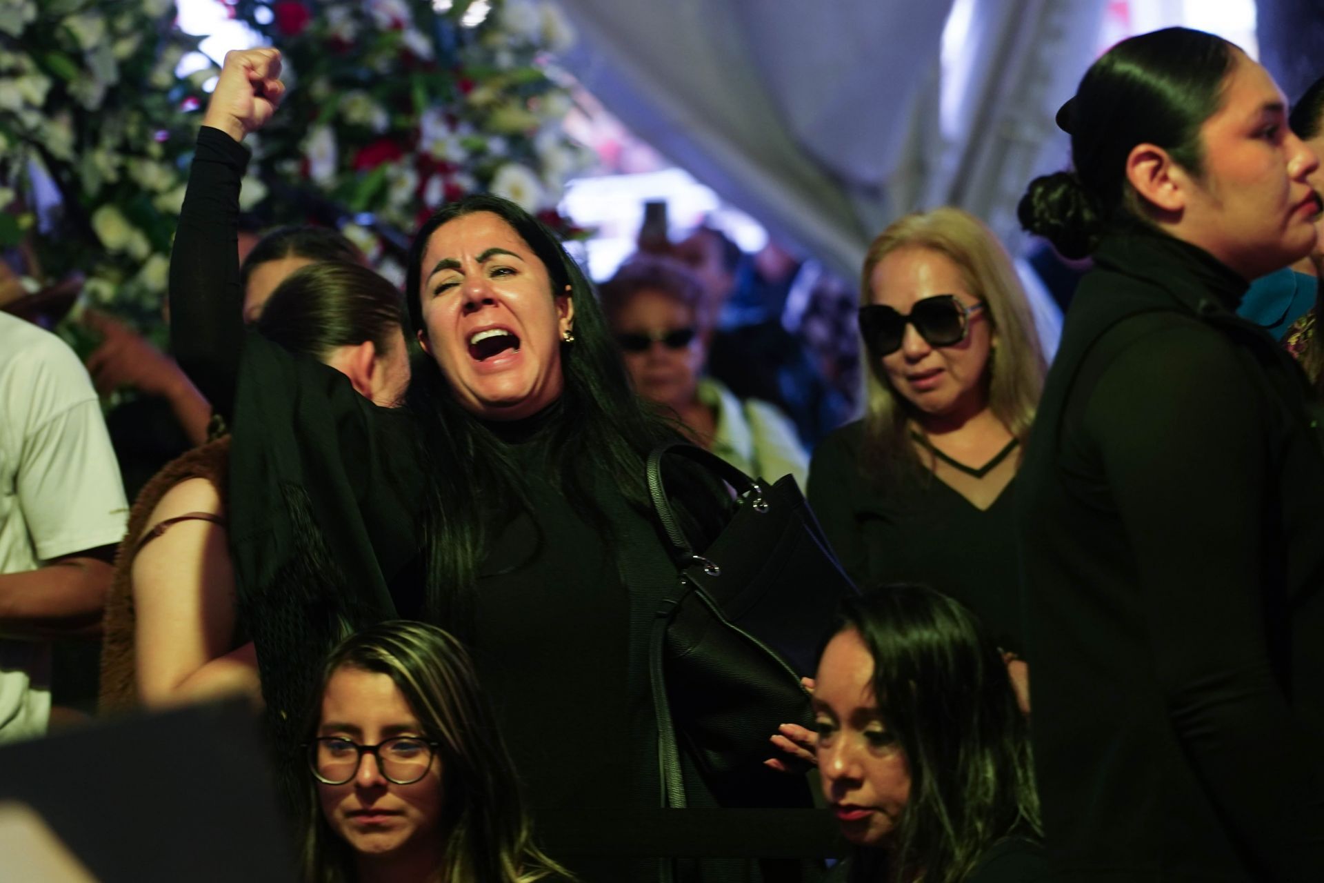 URUAPÁN, MICHOACÁN, 02NOVIEMBRE2025.- En la plaza central de esta ciudad se está llevando a cabo el funeral del alcalde, Carlos Manzo, quien fue asesinado a balazos en este sitio cuando acudió a la velada por el Día de Muertos. Ciudadanos se dieron cita para darle el último adiós, y exigir justicia por su asesinato. En el lugar donde pereció se colocaron veladores y flores en su memoria. FOTO: JUAN JOSÉ ESTRADA SERAFÍN/CUARTOSCURO.COM