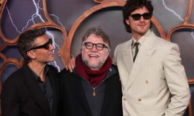 CIUDAD DE MÉXICO, 03NOVIEMBRE2025.- El director Guillermo del Toro acompañado de los actores Óscar Isaac y Jacob Elordi durante la Alfombra roja de la película Frankenstein realizada en el recinto de San Ildefonso. FOTO: GRACIELA LÓPEZ/CUARTOSCURO.COM