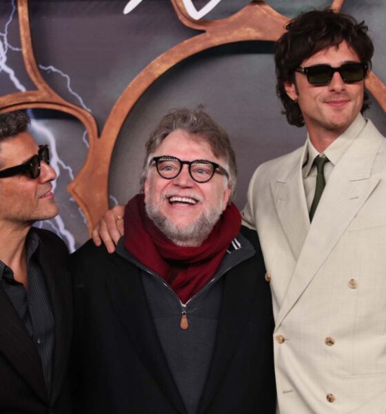 CIUDAD DE MÉXICO, 03NOVIEMBRE2025.- El director Guillermo del Toro acompañado de los actores Óscar Isaac y Jacob Elordi durante la Alfombra roja de la película Frankenstein realizada en el recinto de San Ildefonso. FOTO: GRACIELA LÓPEZ/CUARTOSCURO.COM