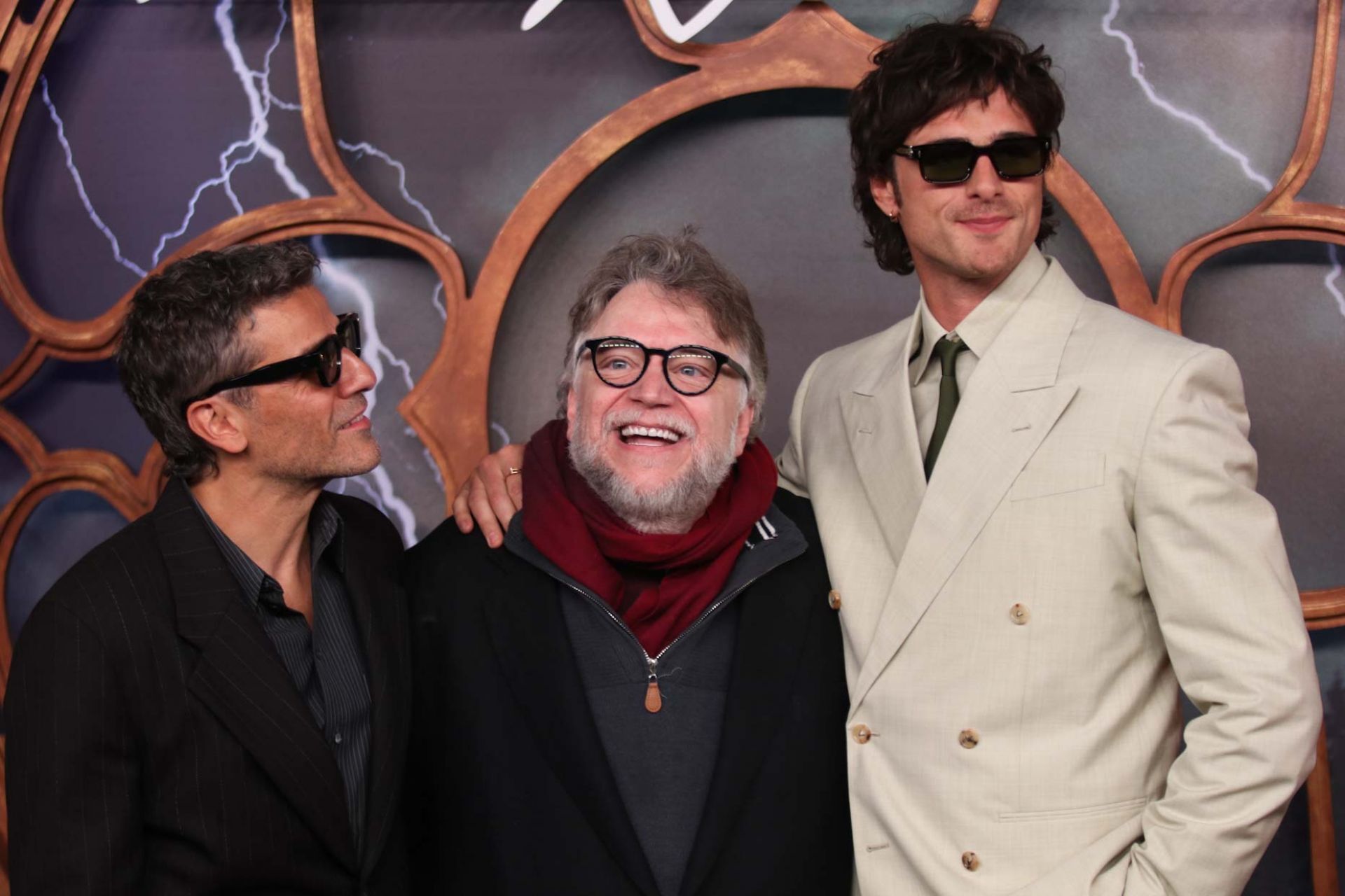 CIUDAD DE MÉXICO, 03NOVIEMBRE2025.- El director Guillermo del Toro acompañado de los actores Óscar Isaac y Jacob Elordi durante la Alfombra roja de la película Frankenstein realizada en el recinto de San Ildefonso. FOTO: GRACIELA LÓPEZ/CUARTOSCURO.COM