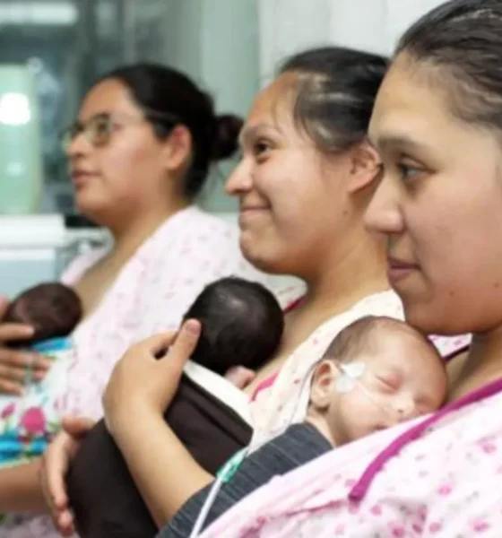 Abrazo madres a hijos prematuros