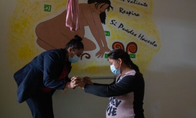 Mujeres de comunidades indígenas acuden al Hospital General de Tulancingo para realizarse desde procedimientos de interrupción de embarazo hasta consultas y tener sus bebés. En el lugar se ha capacitado a parteras tradicionales quienes juegan un papel fundamental en la detección oportuna de los casos de cáncer de mama en las regiones vulnerables del país y realizan partos