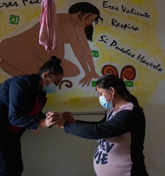 Mujeres de comunidades indígenas acuden al Hospital General de Tulancingo para realizarse desde procedimientos de interrupción de embarazo hasta consultas y tener sus bebés. En el lugar se ha capacitado a parteras tradicionales quienes juegan un papel fundamental en la detección oportuna de los casos de cáncer de mama en las regiones vulnerables del país y realizan partos