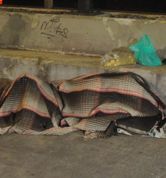 Dormir en banquetas ya no será delito; protegen dignidad de quienes viven en la calle