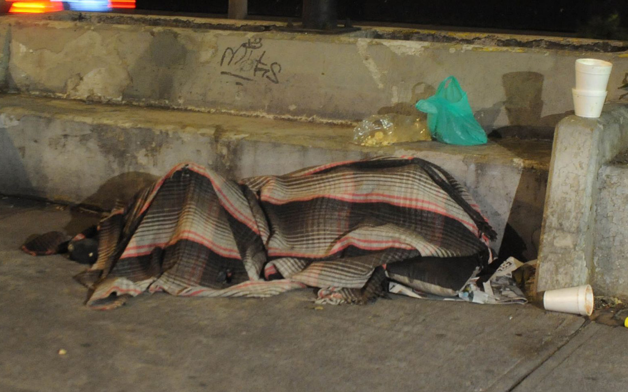 Dormir en banquetas ya no será delito; protegen dignidad de quienes viven en la calle