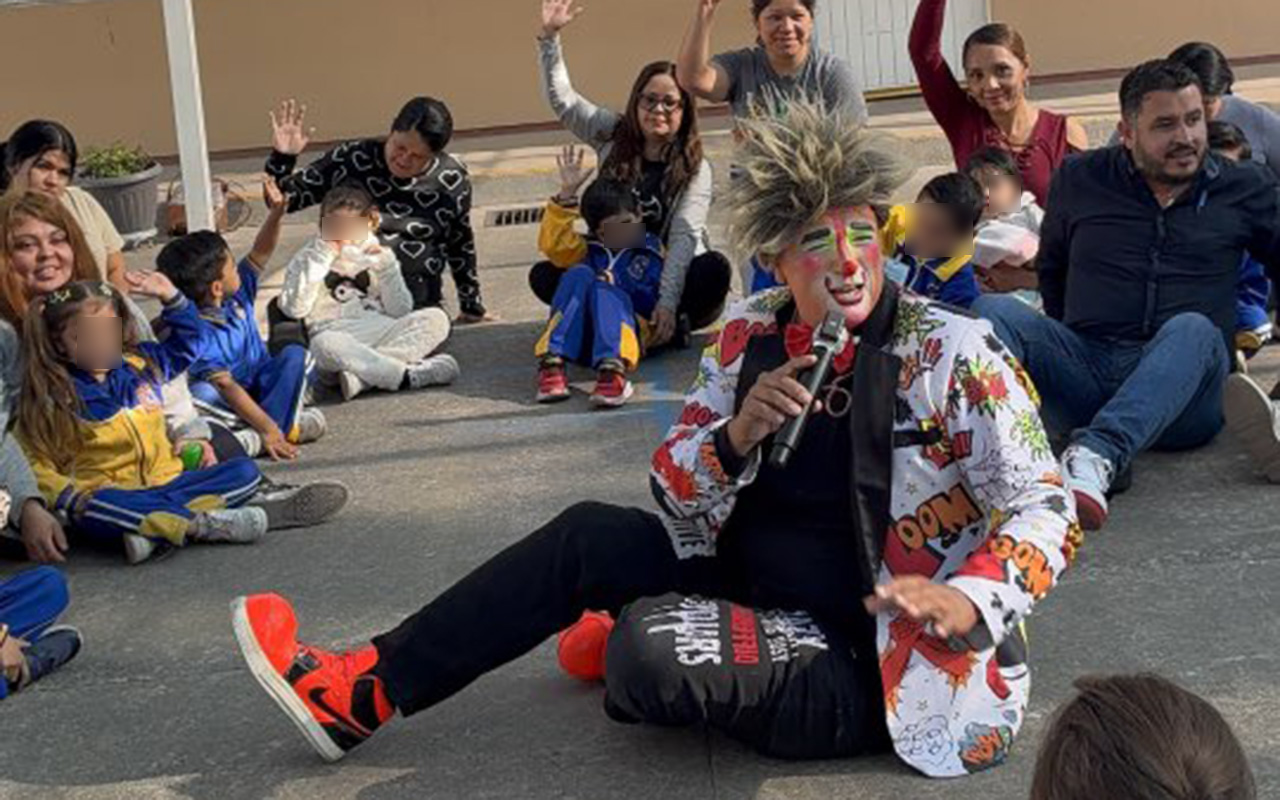 "Lo llaman payaso”, Guasin enseña a decir ‘te amo’ a padres e hijos antes de que sea tarde