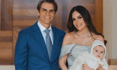 Ximena Navarrete en el bautizo de su hijo Santi