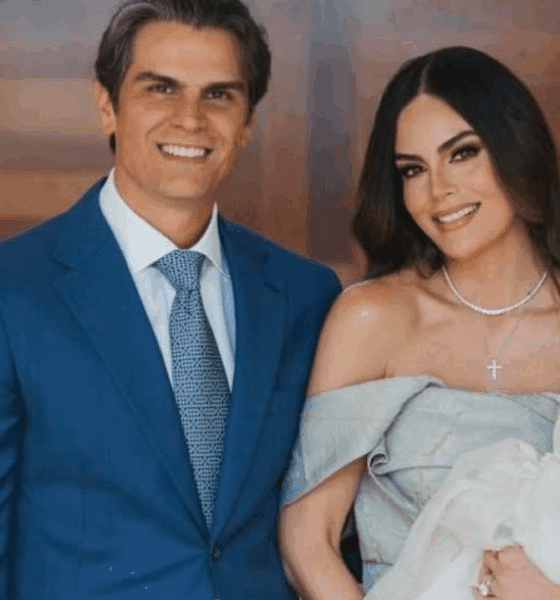 Ximena Navarrete en el bautizo de su hijo Santi