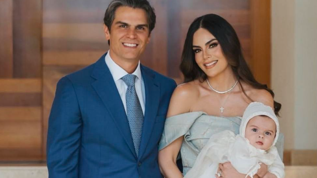 Ximena Navarrete en el bautizo de su hijo Santi
